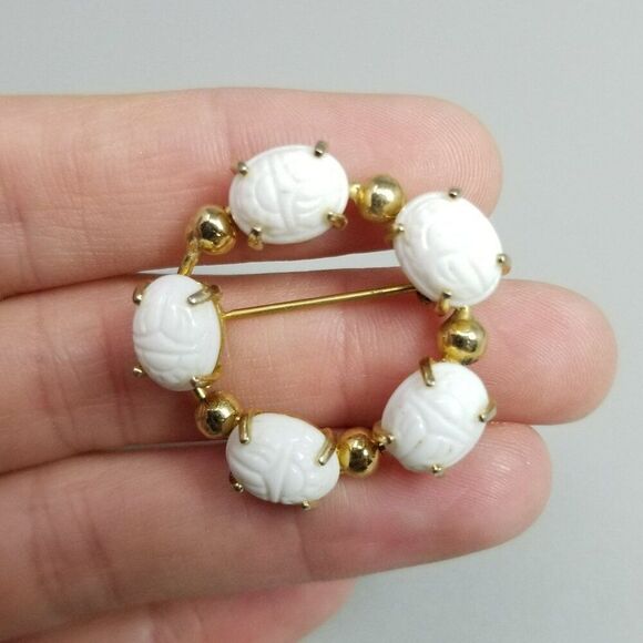 Vintage White Scarab Glass Cabochon and Gold Tone Circle Brooch, Retro Lapel Pin - Picture 6 of 6